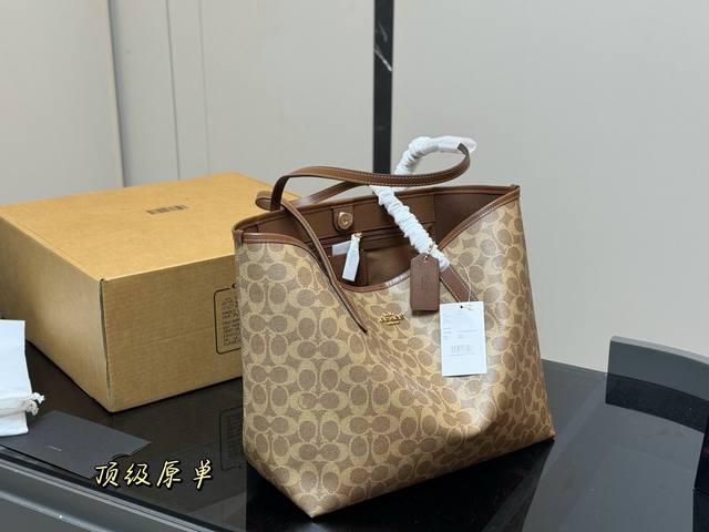 配飞机盒 复刻版 Size：35*27Cm 蔻驰 新款吸扣单面City托特包 经典Logo购物袋Tote包 最高版本！ 这个小长假需要它 搜索Coach 购物袋
