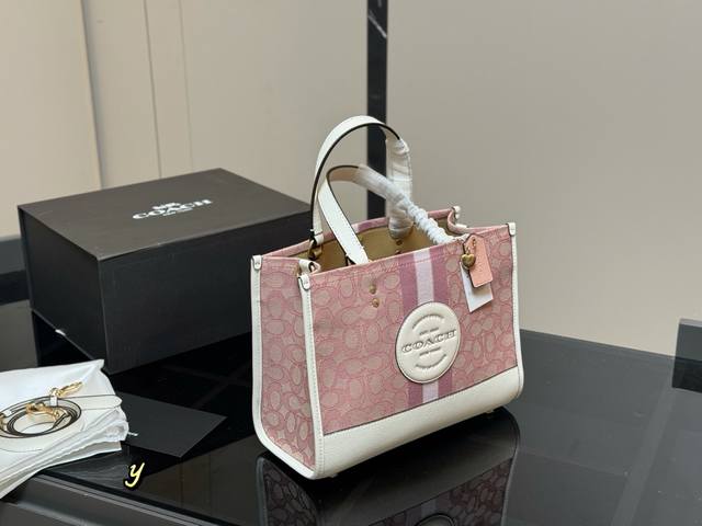 配折叠盒 蔻驰Coach Field托特包 质感很高级 容量超级大也很耐用 日常出街背它回头率百分百 就是这种随性慵懒感 尺寸: 30Cm