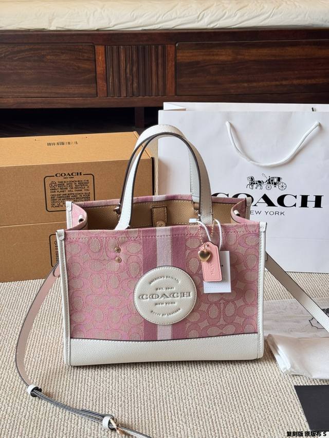复刻版 原版布 Coach蔻驰｜托特小手袋 Field Tote 终于来啦～～带上小手袋出街吧。 西这季Coach除了小号托特包，太适合小仙女们出游啦~墨镜四太