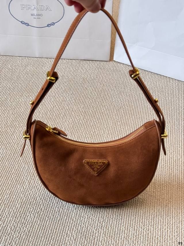 麂皮 Prada普拉达|Arque绒面皮革单肩包 24Fw秋冬Prada来啦满眼都是高级感 高级棕色调是不是温暖又质感十足 呀~简洁大方的设计既有现代感又不失经 麂皮 Prada普拉达|Arque绒面皮革单肩包 24Fw秋冬Prada来啦满眼都是高级感 高级棕色调是不是温暖又质感十足 呀~简洁大方的设计既有现代感又不失经