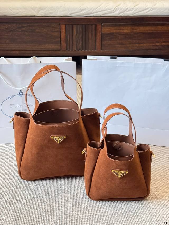 麂皮 Prada普拉达|Flou菜篮子 Prada 菜篮子手袋取材,简约触感非常柔软,休闲又时尚,巧搭双提手和磁扣。配有一条可拆卸羊皮长肩带轻启包身即见软羊革衬 麂皮 Prada普拉达|Flou菜篮子 Prada 菜篮子手袋取材,简约触感非常柔软,休闲又时尚,巧搭双提手和磁扣。配有一条可拆卸羊皮长肩带轻启包身即见软羊革衬