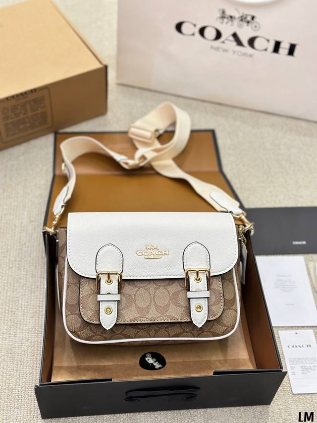 牛皮版本 Coach Lucy 剑桥包 Coach 蔻驰翻盖剑桥包 经典老花C纹搭配奶白色鹅软石 纹牛皮单肩斜挎包 通勤达人必备单品 既能休闲 也能商务 尺寸2