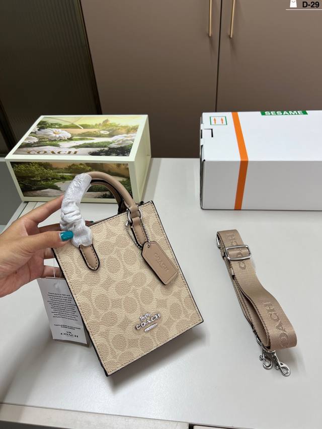 蔻驰Coach 迷你琴谱包 百搭到没朋友 就是酷 时尚感超强 辦识度很高 D-29尺寸13×17折叠盒飞机盒