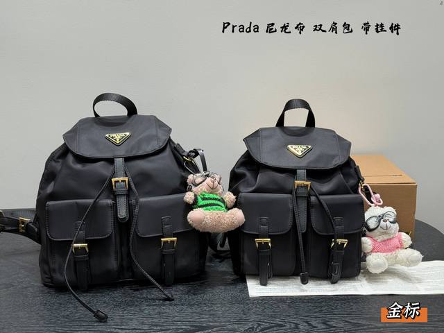 带挂件! Prada普拉达 Re-Nylon 尼龙 降落伞背包双肩包 Prada普拉达新款 双肩包 尼龙面料.超级柔软的面料可手提单肩斜挎时尚新宠儿 各路明星网 带挂件! Prada普拉达 Re-Nylon 尼龙 降落伞背包双肩包 Prada普拉达新款 双肩包 尼龙面料.超级柔软的面料可手提单肩斜挎时尚新宠儿 各路明星网