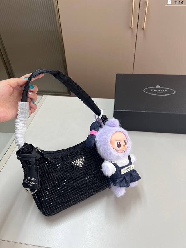 配拉布布挂件 爆闪的普拉达腋下钻包 Prada这一季好多Blingbling,太好看了立马上头 感觉都好喜欢T-14尺寸20×12配盒 配拉布布挂件 爆闪的普拉达腋下钻包 Prada这一季好多Blingbling,太好看了立马上头 感觉都好喜欢T-14尺寸20×12配盒