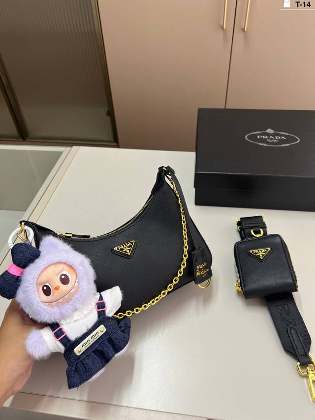 配拉布布挂件 普拉达二合一请永远相信Prada包! 有一点美式复古感慵懒又随性 夏天随便搭配都很好看! T-14尺寸23×12配盒 配拉布布挂件 普拉达二合一请永远相信Prada包! 有一点美式复古感慵懒又随性 夏天随便搭配都很好看! T-14尺寸23×12配盒