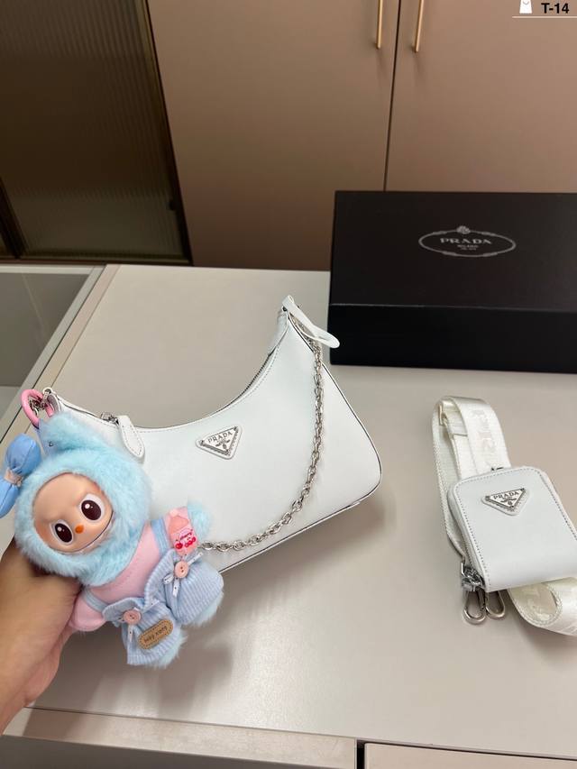 配拉布布挂件 普拉达二合一请永远相信Prada包! 有一点美式复古感慵懒又随性 夏天随便搭配都很好看! T-14尺寸23×12配盒 配拉布布挂件 普拉达二合一请永远相信Prada包! 有一点美式复古感慵懒又随性 夏天随便搭配都很好看! T-14尺寸23×12配盒