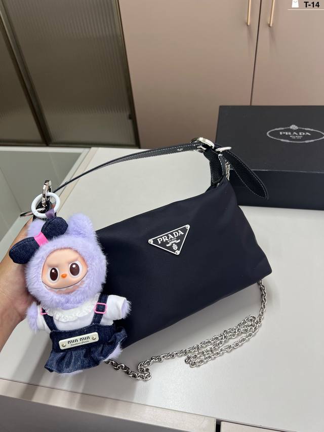 配拉布布挂件 普拉达腋下请永远相信Prada包! 有一点美式复古感慵懒又随性 夏天随便搭配都很好看!T-14尺寸24×15配盒 配拉布布挂件 普拉达腋下请永远相信Prada包! 有一点美式复古感慵懒又随性 夏天随便搭配都很好看!T-14尺寸24×15配盒