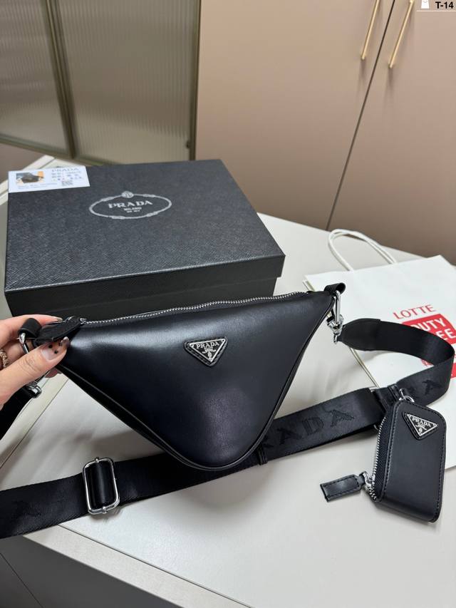 普拉达 三角包 无论怎么搭配 都时尚潮流 随意洒脱 男女同款 T-14尺寸27×15配盒 普拉达 三角包 无论怎么搭配 都时尚潮流 随意洒脱 男女同款 T-14尺寸27×15配盒