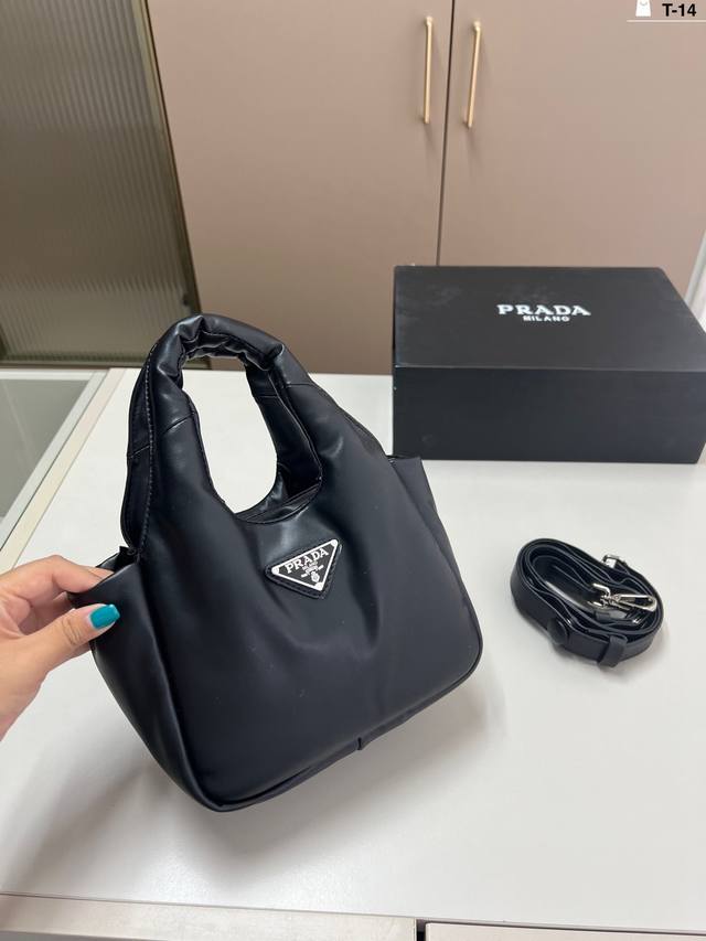 普拉达菜篮子 Prada小菜篮|它真是我的心尖儿柔~没想到Prada也能有这么嗲的一面呀~软乎乎的小菜篮子真是好温柔哒没落下~T-14尺寸18×15折叠盒 普拉达菜篮子 Prada小菜篮|它真是我的心尖儿柔~没想到Prada也能有这么嗲的一面呀~软乎乎的小菜篮子真是好温柔哒没落下~T-14尺寸18×15折叠盒