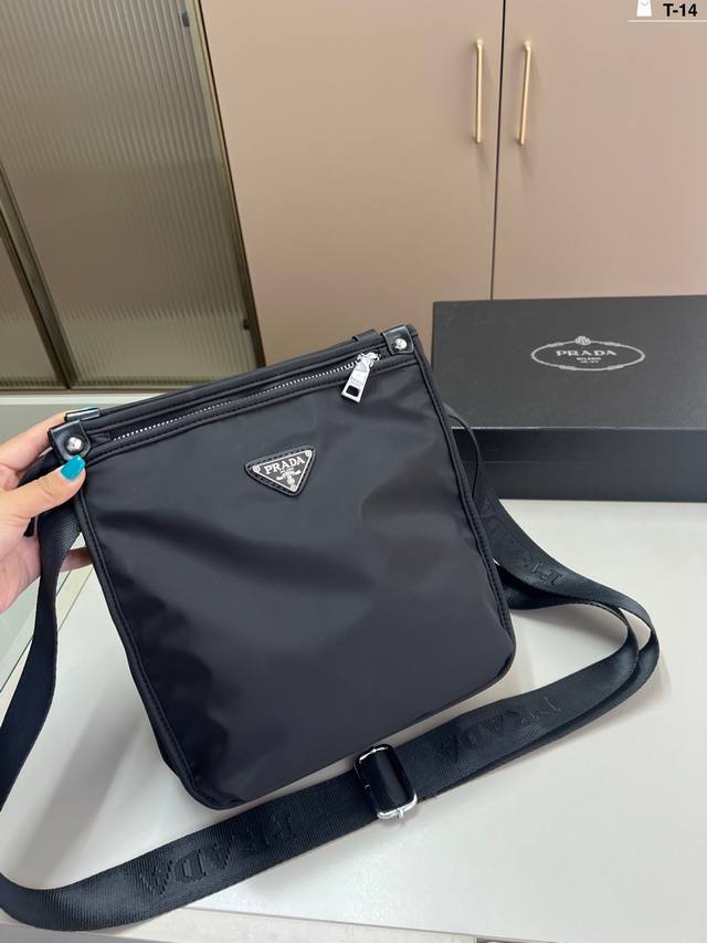 Prada 普拉达 Saffiano尼龙布三角标邮差包 单肩斜挎包 采用精湛镶嵌细工 经典百搭 T-14尺寸24×22配盒 Prada 普拉达 Saffiano尼龙布三角标邮差包 单肩斜挎包 采用精湛镶嵌细工 经典百搭 T-14尺寸24×22配盒