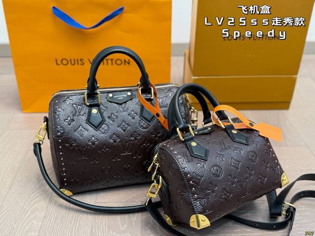 飞机盒 Lv路易威登新款25Ss 走秀款Speedy柳钉枕头包 经典搭配重工艺,精美绝伦~ 低调有质感 容量也很 氛围感满满 浓浓复古风,时尚百搭,超级实用 尺 飞机盒 Lv路易威登新款25Ss 走秀款Speedy柳钉枕头包 经典搭配重工艺,精美绝伦~ 低调有质感 容量也很 氛围感满满 浓浓复古风,时尚百搭,超级实用 尺