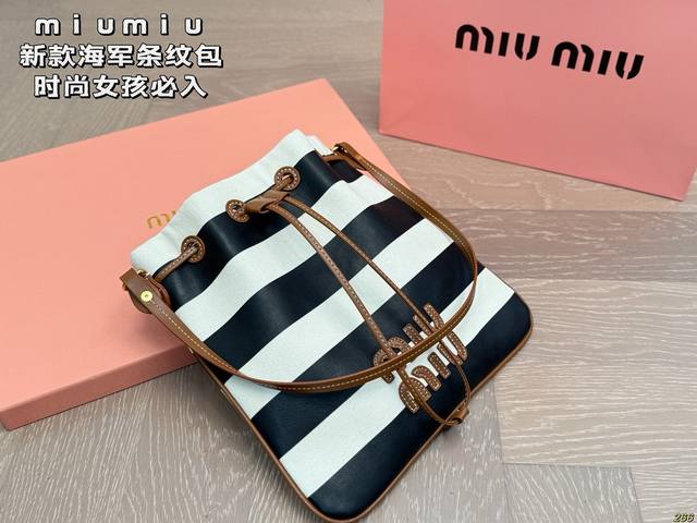 配盒 缪缪 条纹福袋包 Miumiu 缪缪新款海军条纹包 时尚女孩必入 现在真是越来越喜欢Miumiu了 可以淑女风 邻家女孩 又可以时尚酷辣 帆布的质感 太适 配盒 缪缪 条纹福袋包 Miumiu 缪缪新款海军条纹包 时尚女孩必入 现在真是越来越喜欢Miumiu了 可以淑女风 邻家女孩 又可以时尚酷辣 帆布的质感 太适