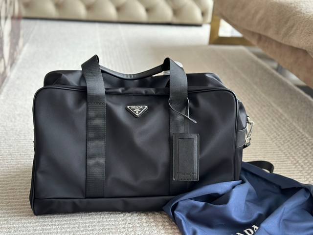 无盒 Size:45*28Cm 百搭耐看的Prad 黑色旅行袋 尺寸刚刚好, 男生背很好看 女生背也超帅 旅行包 健身包 搜索Prada 旅行包 无盒 Size:45*28Cm 百搭耐看的Prad 黑色旅行袋 尺寸刚刚好, 男生背很好看 女生背也超帅 旅行包 健身包 搜索Prada 旅行包