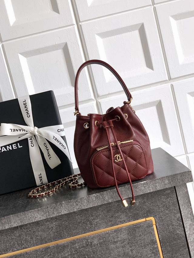 顶级原单 酒红色 Ohanel25B重量级选手、别眨眼，小水桶包，一秒沦陷的仙气奶油白 经典菱格走线+Mini双C Logo，低调又贵气。 抽绳一拉秒变“小福袋