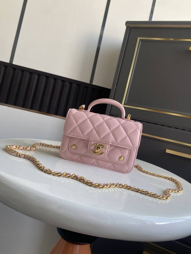 小号 25B 羊皮双C口袋手柄包 非常精致轻巧的包包 经典菱格纹搭配金属配件设计 很好看 款号：Ap6210 尺寸：10.5-15-4.5