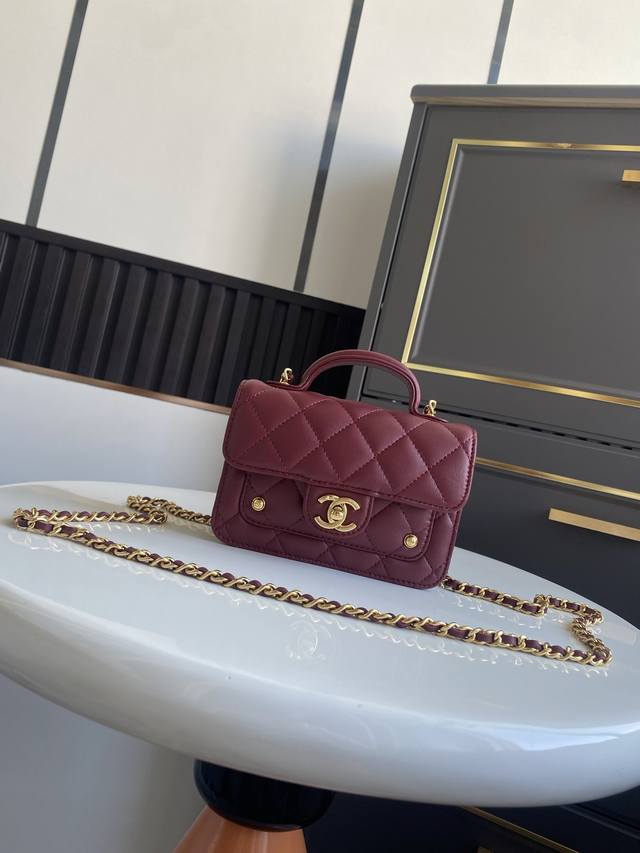 小号 25B 羊皮双C口袋手柄包 非常精致轻巧的包包 经典菱格纹搭配金属配件设计 很好看 款号：Ap6210 尺寸：10.5-15-4.5