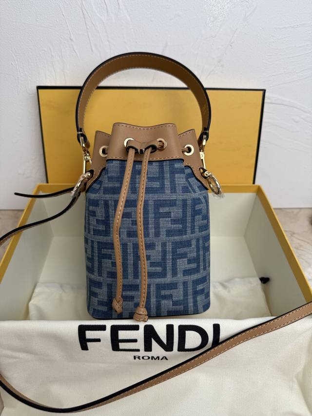 正品级 蓝布。配杏 Mon Tresor 浅兰皮革迷你手袋更多细节 Mon Tresor小号水桶手袋,配有抽绳和Fendi金属标志装饰。配一长一短两条可拆卸肩带 正品级 蓝布。配杏 Mon Tresor 浅兰皮革迷你手袋更多细节 Mon Tresor小号水桶手袋,配有抽绳和Fendi金属标志装饰。配一长一短两条可拆卸肩带