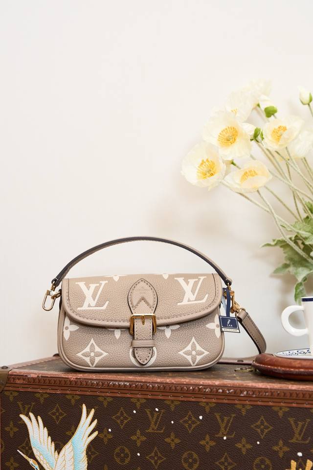 型号 ｜ 品级 东莞｜代购版 品名 法棍包 尺寸 *.*厘米 长 高 宽 五金 不锈钢｜电镀厚金.咪 ～F 产地 法国 动态 163C01区块链数字护照 ﹌ ﹌