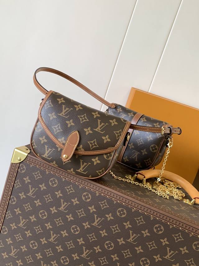 厂价 最高版本原厂皮顶级原单配专柜全套包装 M26592双子星 2025 秋冬新款 Duo Bb 手袋以焕然一新的廓形，将别致设计与现代风格融合。本款趣味配饰重