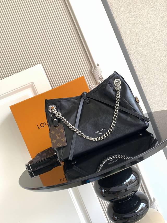 厂价 最高版本原厂皮顶级原单配专柜全套包装 本款 手袋取材 帆布，为耀目链条点缀 花卉，以潮流之姿点亮昼夜场合。皮革名牌与系带开合相得益彰，拉链内袋方便日常取用