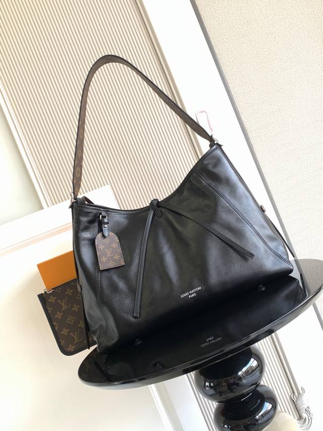 厂价 最高版本原厂皮顶级原单配专柜全套包装 本款 中号手袋以柔软羊皮革塑造时尚慵懒廓形，为 春夏秀场造型增添瞩目姿彩。抛光金属件与触感良好的微皱纹理互为映衬。充