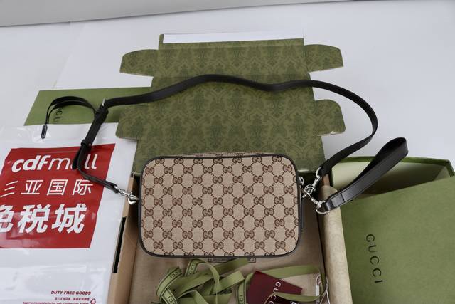 厂价 最高版本原厂皮顶级原单配专柜全套包装 简介:Gg帆布致敬品牌立等可辨的Gg字母交织图案,该图案源自品牌创始人Guccio Gucci先生的姓名首字母缩写。 厂价 最高版本原厂皮顶级原单配专柜全套包装 简介:Gg帆布致敬品牌立等可辨的Gg字母交织图案,该图案源自品牌创始人Guccio Gucci先生的姓名首字母缩写。