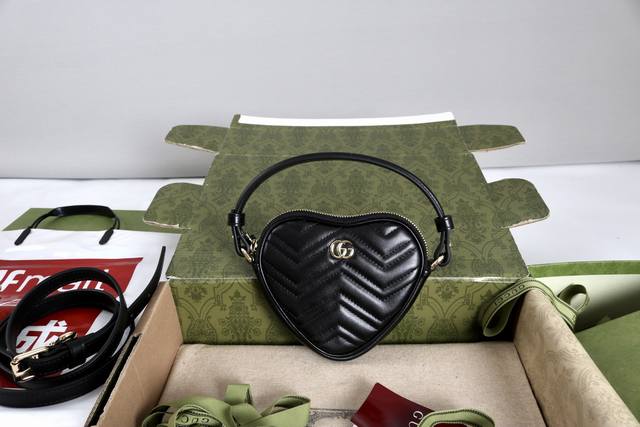 厂价 最高版本原厂皮顶级原单配专柜全套包装 简介：2025春夏系列中，背法多样，既可斜挎亦可肩背。Gg Marmont系列手袋的特点就是高辨识度的双G配件，以及