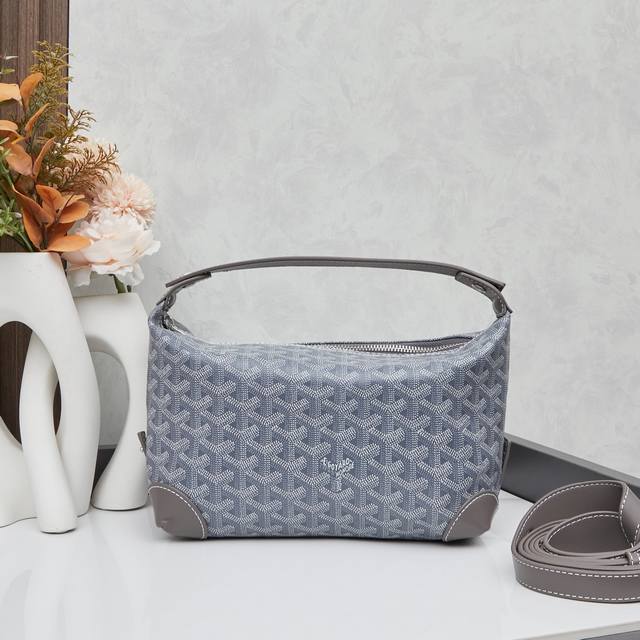 厂价 最高版本原厂皮顶级原单配专柜全套包装 现在的洗漱包都这么好看了嘛戈雅改造的神~我看谁还不知道戈雅洗漱包！狗牙最近真的很爱，又轻又耐造，容量巨大，很便宜，无