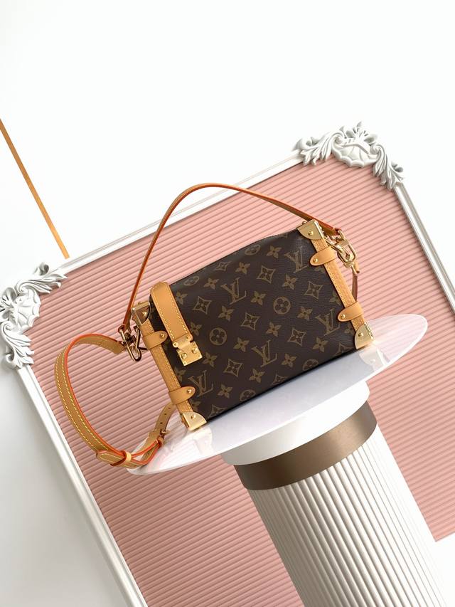 46358款 163C01变码芯片 M46358谷爱凌 顶级原单pico Side Trunk 手袋融合 Monogram 帆布和皮革饰边，援引品牌经典硬箱的