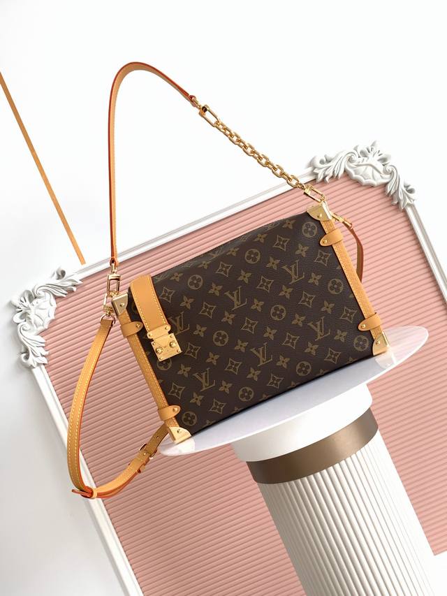 M14513款 163C01变码芯片 顶级原单 163C动态变码 本款 Side Trunk 大号手袋为 Monogram 帆布勾勒撞色皮革饰边，搭配莹亮金属件