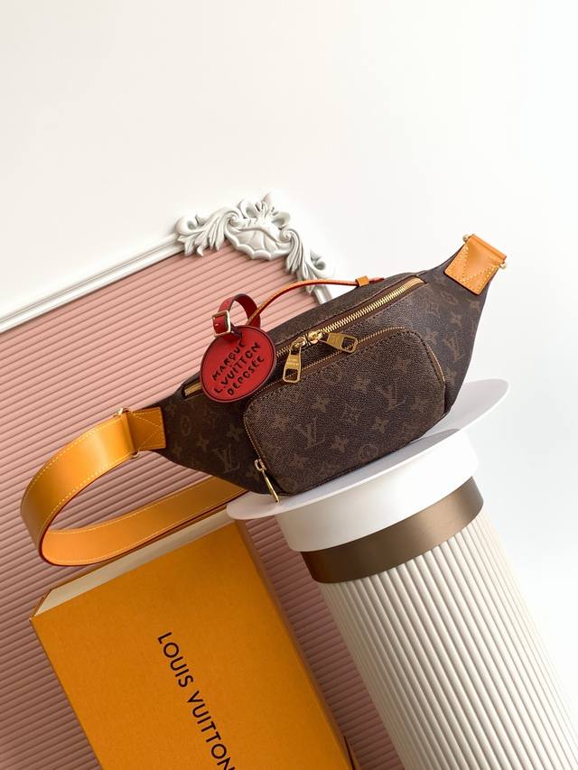 M11539 原单加强版 163C01变码芯片 本款 Rush 腰包以 Monogram Dust 帆布巧妙呈现复古错视效果，搭配双拉链实现对主隔层的便捷取放。