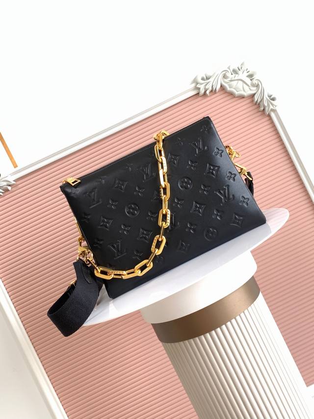 对版羊皮高质量 163C01变码芯片 M21260黑色 压纹蓬松羊皮革打造靠枕构型，为简约设计注入前卫风范。可利用肩带斜挎或作为链条法棍包，亦可舒适携于腋下。