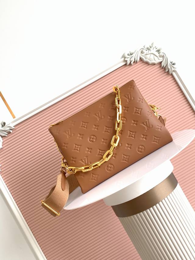 对版羊皮高质量 163C01变码芯片 顶级原单 M21261棕色 压纹蓬松羊皮革打造靠枕构型，为简约设计注入前卫风范。可利用肩带斜挎或作为链条法棍包，亦可舒适携