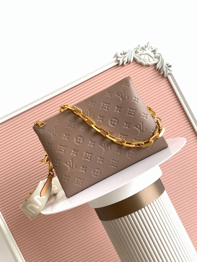 对版羊皮高质量 163C01变码芯片 顶级原单 M21263灰褐色 压纹蓬松羊皮革打造靠枕构型，为简约设计注入前卫风范。可利用肩带斜挎或作为链条法棍包，亦可舒适