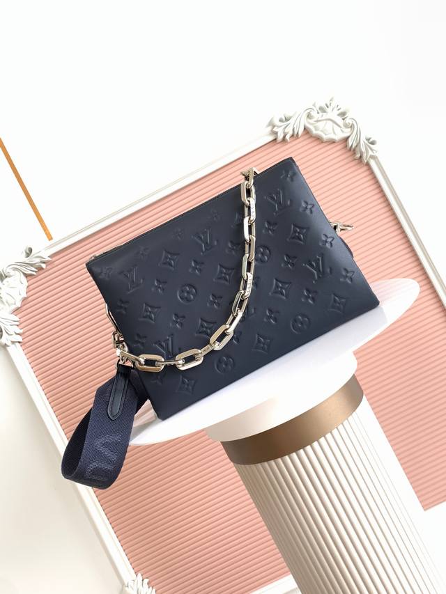 对版羊皮高质量 163C01变码芯片 顶级原单 M21282深蓝 Monogram 压纹蓬松羊皮革打造靠枕构型，为简约设计注入前卫风范。可利用肩带斜挎或作为链条