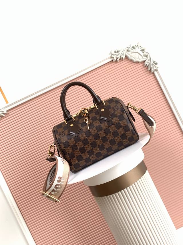 顶级原单变码芯片 Speedy BandoulièRe 20 手袋采选 Monogram 帆布、牛皮革饰边和织物内衬，以玲珑尺寸延续路易威登 Speedy 旅行