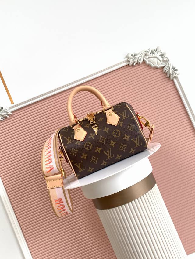顶级原单变码芯片 Speedy BandoulièRe 20 手袋采选 Monogram 帆布、牛皮革饰边和织物内衬，以玲珑尺寸延续路易威登 Speedy 旅行