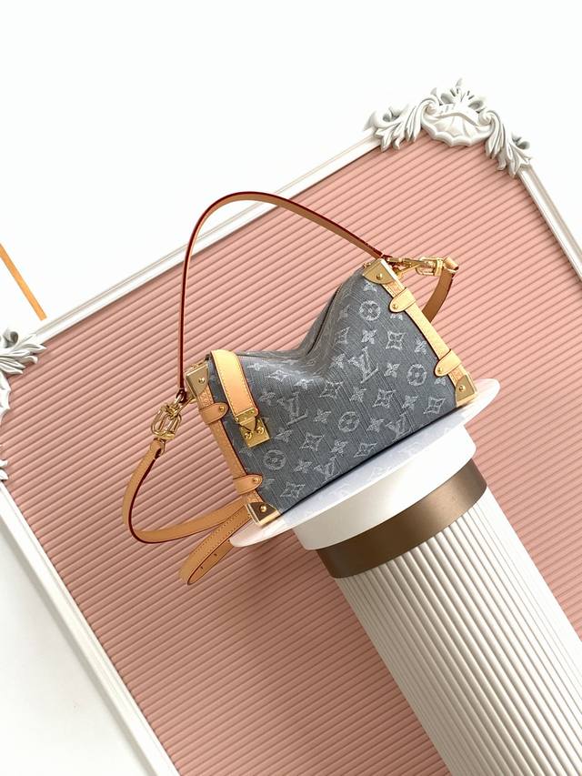 163C01变码芯片 M13285 灰牛仔 顶级原单 本款 Side Trunk 中号手袋以别致漂白效果重释诞生于 2005 年的 Monogram Denim