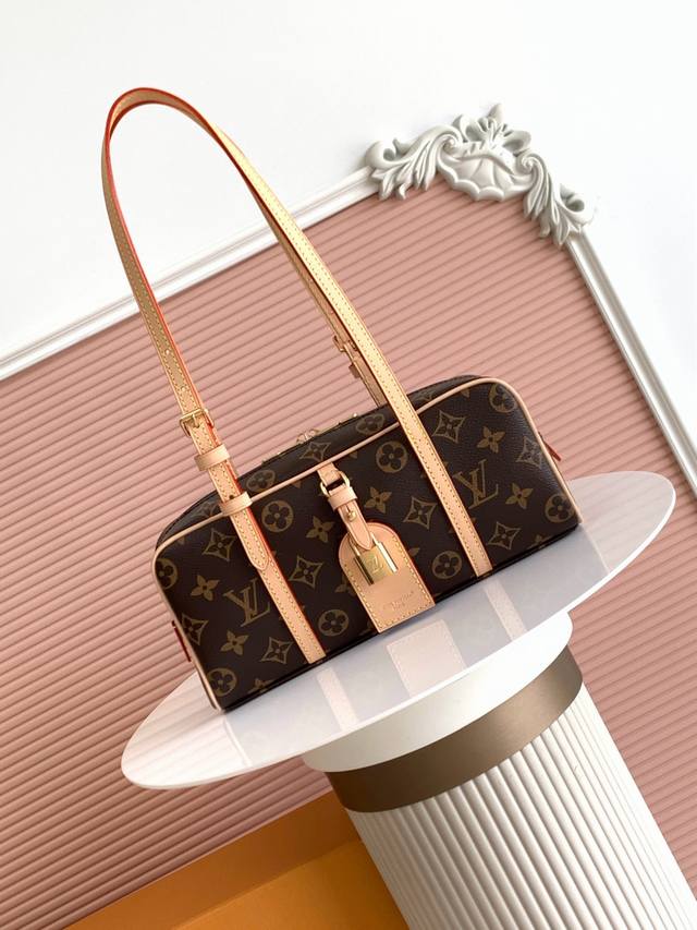 顶级原单 163 动态芯片 M47031 回溯1980年代Cite手袋的经典设计，成就此款Hangon手袋的浓郁复古格调。Monogram帆布和Wn饰边塑造现代