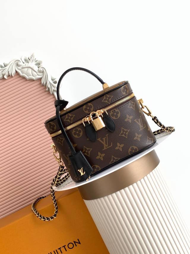 原单加强版 163C01变码 Vanity化妆箱M45165 造型设计感强烈的化妆箱链条包。 采用标志性的L箱包元素，尽显浓烈的复古情怀色调。 灵活运用拼色风格