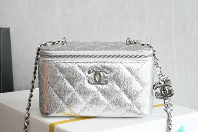 白金版正品级 包装如图 双扣长盒子 亮银色 专柜售价购入开发 又一个爆品 整个包已经换了新元素 包底下新增一个大 链条锁定可以调节 肩带长短 腋下斜单肩都 盒子 白金版正品级 包装如图 双扣长盒子 亮银色 专柜售价购入开发 又一个爆品 整个包已经换了新元素 包底下新增一个大 链条锁定可以调节 肩带长短 腋下斜单肩都 盒子