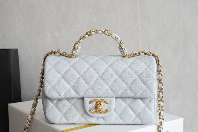 白金版正品级 包装如图 全新到货 荔枝纹双手柄大 Baby蓝 专柜售价购入开发 绝对是这季Yyds的一款包 沉寂了好久终于又盼来了荔枝皮的手柄大迷你 手柄是经典 白金版正品级 包装如图 全新到货 荔枝纹双手柄大 Baby蓝 专柜售价购入开发 绝对是这季Yyds的一款包 沉寂了好久终于又盼来了荔枝皮的手柄大迷你 手柄是经典