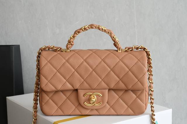 白金版正品级 包装如图 全新到货 荔枝纹双手柄大 焦糖色 专柜售价购入开发 绝对是这季Yyds的一款包 沉寂了好久终于又盼来了荔枝皮的手柄大迷你 手柄是经典双C 白金版正品级 包装如图 全新到货 荔枝纹双手柄大 焦糖色 专柜售价购入开发 绝对是这季Yyds的一款包 沉寂了好久终于又盼来了荔枝皮的手柄大迷你 手柄是经典双C