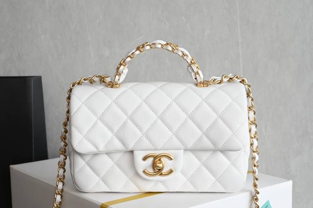 白金版正品级 包装如图 全新到货 荔枝纹双手柄大 白色 专柜售价购入开发 绝对是这季Yyds的一款包 沉寂了好久终于又盼来了荔枝皮的手柄大迷你 手柄是经典双C五 白金版正品级 包装如图 全新到货 荔枝纹双手柄大 白色 专柜售价购入开发 绝对是这季Yyds的一款包 沉寂了好久终于又盼来了荔枝皮的手柄大迷你 手柄是经典双C五