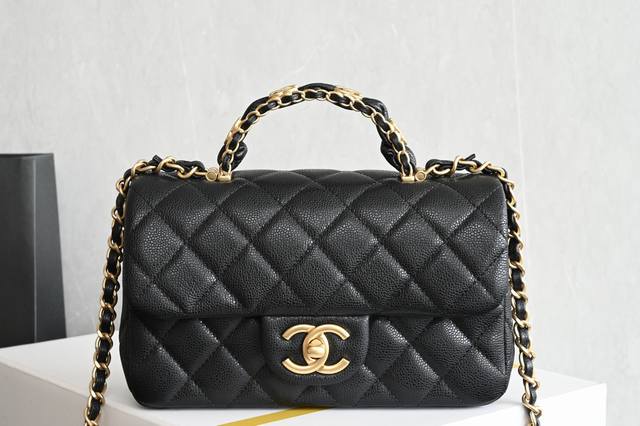 白金版正品级 包装如图 全新到货 荔枝纹双手柄大 黑色 专柜售价购入开发 绝对是这季Yyds的一款包 沉寂了好久终于又盼来了荔枝皮的手柄大迷你 手柄是经典双C五 白金版正品级 包装如图 全新到货 荔枝纹双手柄大 黑色 专柜售价购入开发 绝对是这季Yyds的一款包 沉寂了好久终于又盼来了荔枝皮的手柄大迷你 手柄是经典双C五