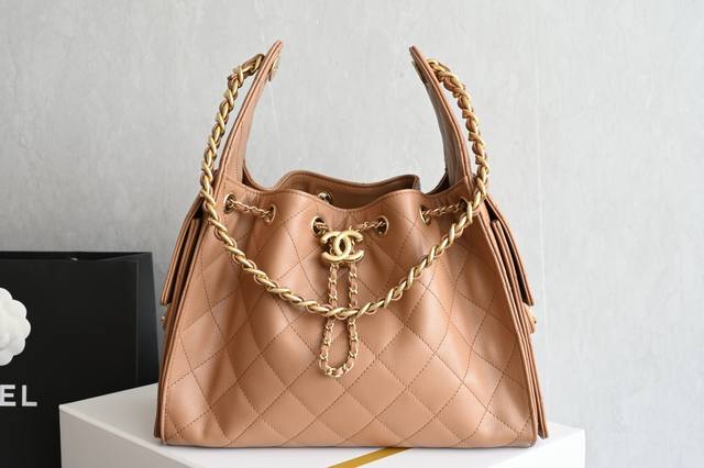 白金版正品级 包装如图 全新到货 嬉皮购物包小号 焦糖色 专柜售价购入开发 秀场大热门嬉皮购物袋 设计独特,相当霸气的风格 超大容量轻松装下日常所需 逛街、旅行 白金版正品级 包装如图 全新到货 嬉皮购物包小号 焦糖色 专柜售价购入开发 秀场大热门嬉皮购物袋 设计独特,相当霸气的风格 超大容量轻松装下日常所需 逛街、旅行