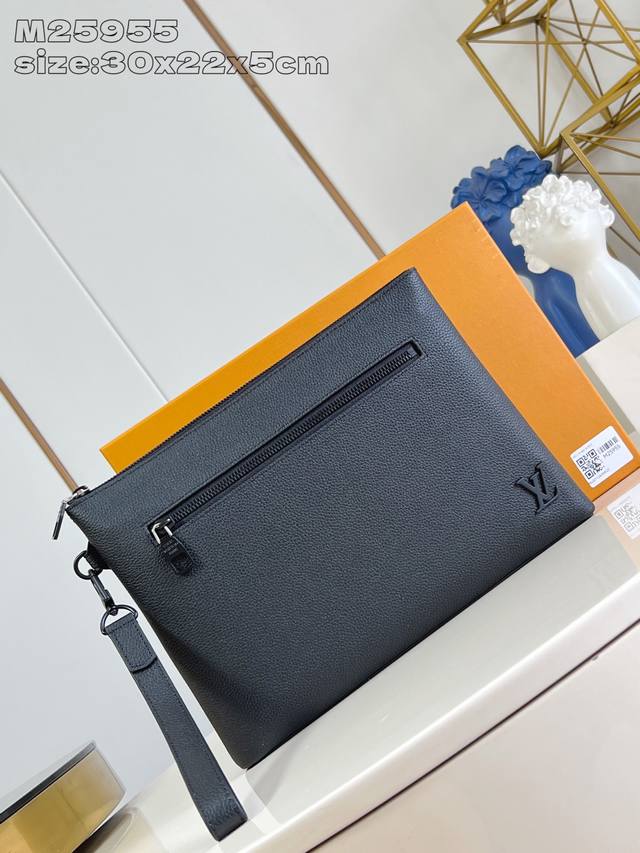 出厂价p 顶级原单 M25955 這款Takeoff pouch以蠟面小牛皮製造,配有黑色金屬件及風格一致的紡織襯裡。包包設計小巧,但容量足以放置一部平板電腦, 出厂价p 顶级原单 M25955 這款Takeoff pouch以蠟面小牛皮製造,配有黑色金屬件及風格一致的紡織襯裡。包包設計小巧,但容量足以放置一部平板電腦,