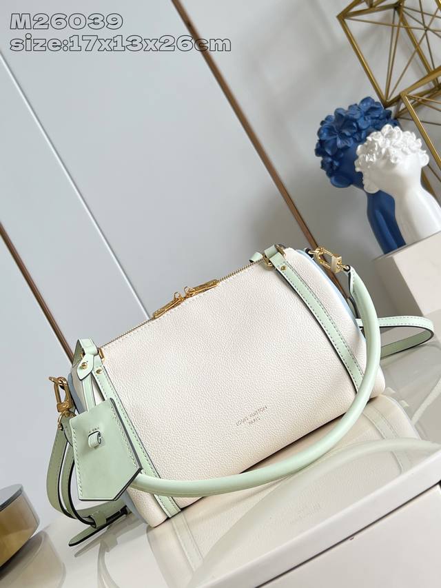 出厂价p 顶级原单 M26039 米白兰浅绿 M26905 本款 Express 小号手袋堪称都市臻品,其设计灵感源自品牌经典 Keepall 旅行袋。选用细腻 出厂价p 顶级原单 M26039 米白兰浅绿 M26905 本款 Express 小号手袋堪称都市臻品,其设计灵感源自品牌经典 Keepall 旅行袋。选用细腻