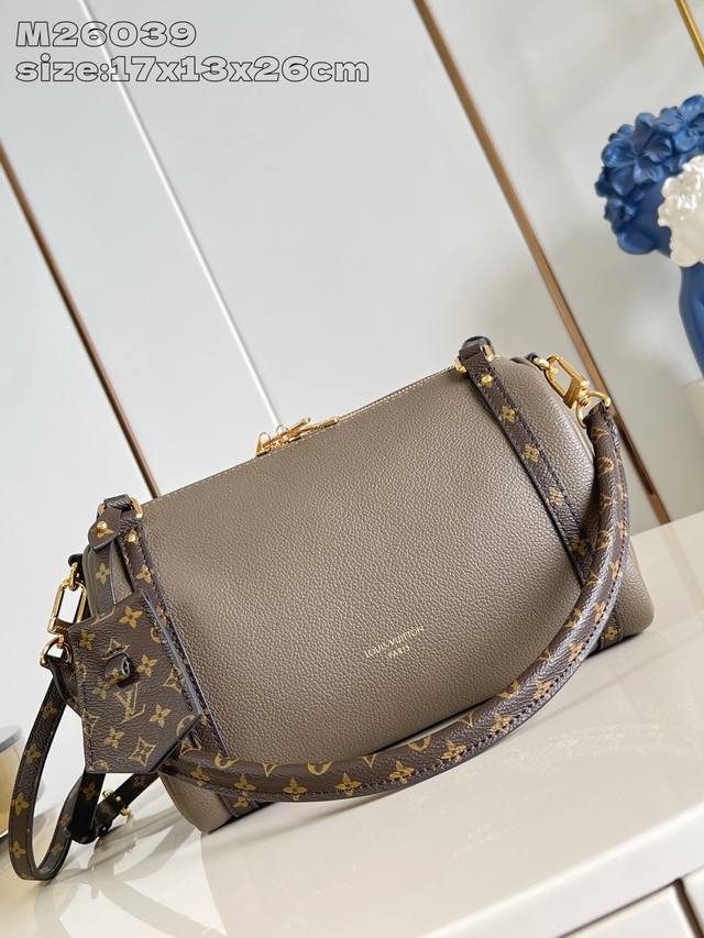 出厂价p 顶级原单 M26039 深灰绿小荔纹 M26360 本款 Express 小号手袋堪称都市臻品,其设计灵感源自品牌经典 Keepall 旅行袋。选用细 出厂价p 顶级原单 M26039 深灰绿小荔纹 M26360 本款 Express 小号手袋堪称都市臻品,其设计灵感源自品牌经典 Keepall 旅行袋。选用细